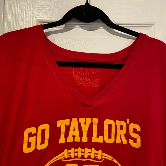 Go Taylor’s Boyfriend Size 2X KC Chiefs Travis Kelce Red V Neck Tee Shirt - Picture 2 of 9